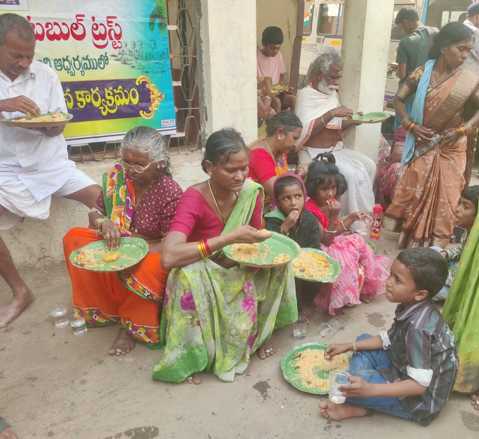 రాజన్న ఆలయం వద్ద 200 మంది అన్నార్తులకు భక్తులకు అన్నదానం  అన్నదానంతో పాటు స్వీట్ల పంపిణీ మై వేములవాడ చారిటబుల్ ట్రస్ట్